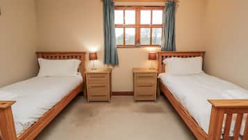 Cottage | 2 bedrooms, individually decorated, individually furnished, free WiFi