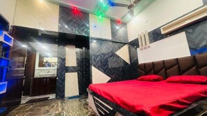 Un dormitorio con cama, armario y espejo.