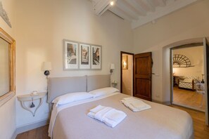 1 habitación, tabla de planchar con plancha y ropa de cama 