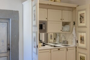 Refrigerador, microondas, placa de cocina, lavavajillas