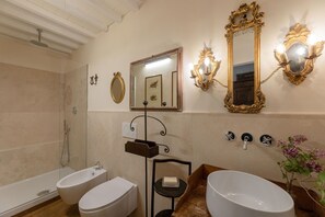 Shower, bidet, towels - Casa Annateresa (Cortona)