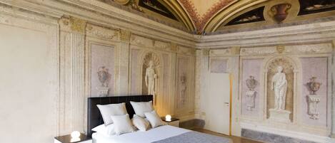 1 bedroom, bed sheets