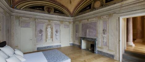 1 bedroom, bed sheets