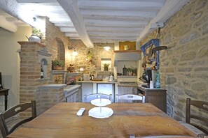 Apartment (2 Bedrooms) | In-room dining - Casa Caterina (Cortona)