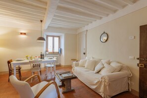 Apartment (2 Bedrooms) | In-room dining - Appartamento Mancini (Cortona)