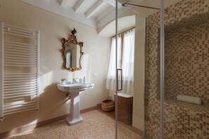 Apartment (2 Bedrooms) | Bathroom | Shower, bidet, towels - Appartamento Mancini (Cortona)