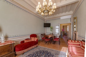 Lägenhet (3 Bedrooms) | Vardagsrum | Tv och eldstad
