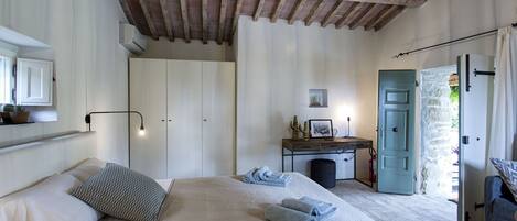 4 chambres, bureau, fer et planche Ă repasser, literie fournie