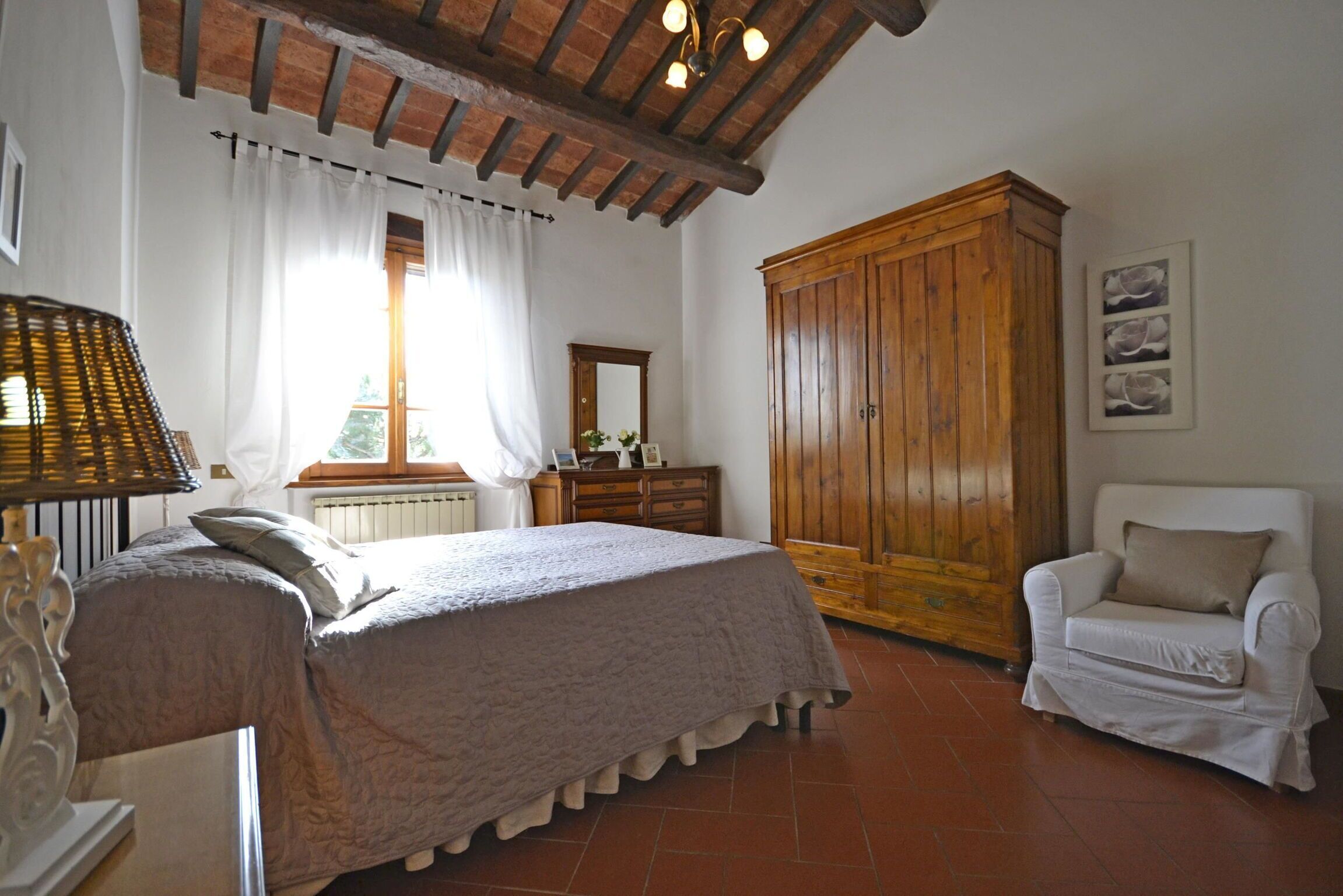 4 bedrooms, iron/ironing board, bed sheets