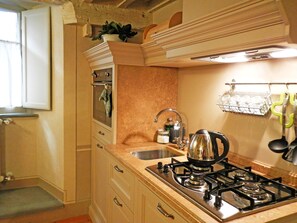 Fridge, microwave, oven, stovetop - Appartamento Tommasi Fierli (Cortona)