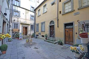 Apartment (3 Bedrooms) | Front of property - Appartamento La Piazzetta (Cortona)