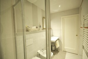 公寓 (2 Bedrooms) | 浴室 | 淋浴設備、坐浴桶