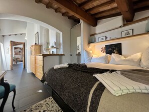 2 bedrooms, iron/ironing board, bed sheets