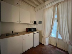 Apartment (1 Bedroom) | Private kitchen | Fridge, microwave, dishwasher