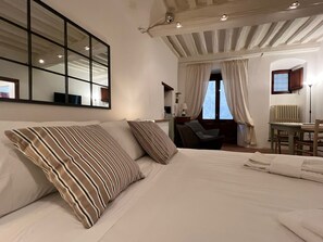 Apartment (1 Bedroom) | 1 bedroom, bed sheets - Vicolo Della Scala Rooms - Il Sole (Cortona)