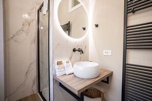 Apartment (3 Bedrooms) | Badezimmer | Dusche