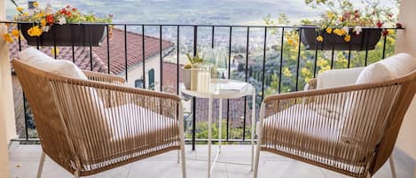 Apartment (3 Bedrooms) | Balcony