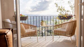 Apartment (3 Bedrooms) | Balcony