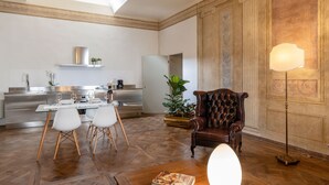 Apartment (2 Bedrooms) | In-room dining - Appartamento Reale (Cortona)