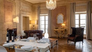 Apartment (2 Bedrooms) | In-room dining - Appartamento Reale (Cortona)
