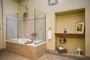 Apartment (4 Bedrooms) | Bathroom - Rose's Palace (Cortona)