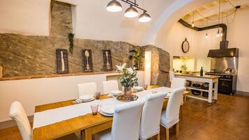 Apartment (4 Bedrooms) | In-room dining