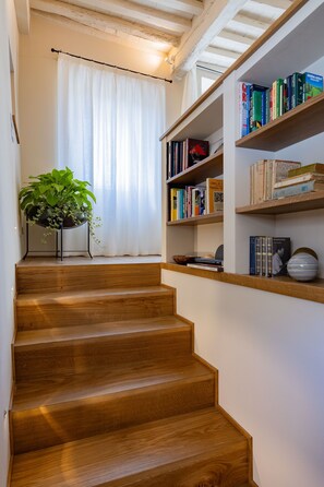 3 habitaciones, tabla de planchar con plancha y ropa de cama 