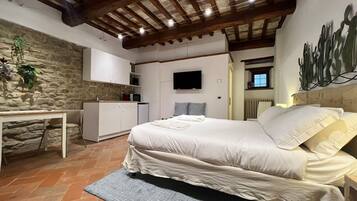 1 bedroom, bed sheets