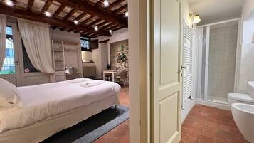 Appartement (1 Bedroom) | Badkamer | Een douche, een bidet