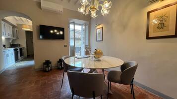 Apartment (2 Bedrooms) | Living room