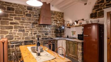 Apartment (2 Bedrooms) | Eigene Küche | Kühlschrank, Mikrowelle, Ofen, Herdplatte