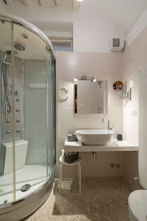 Lejlighed (2 Bedrooms) | Badeværelse | Bruser, bidet, håndklæder