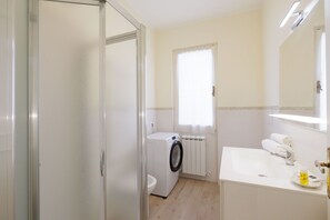 Shower, bidet, towels - Casa Maria (Cortona)