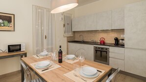 A modern kitchen with a dining area. - Casa Maria (Cortona)
