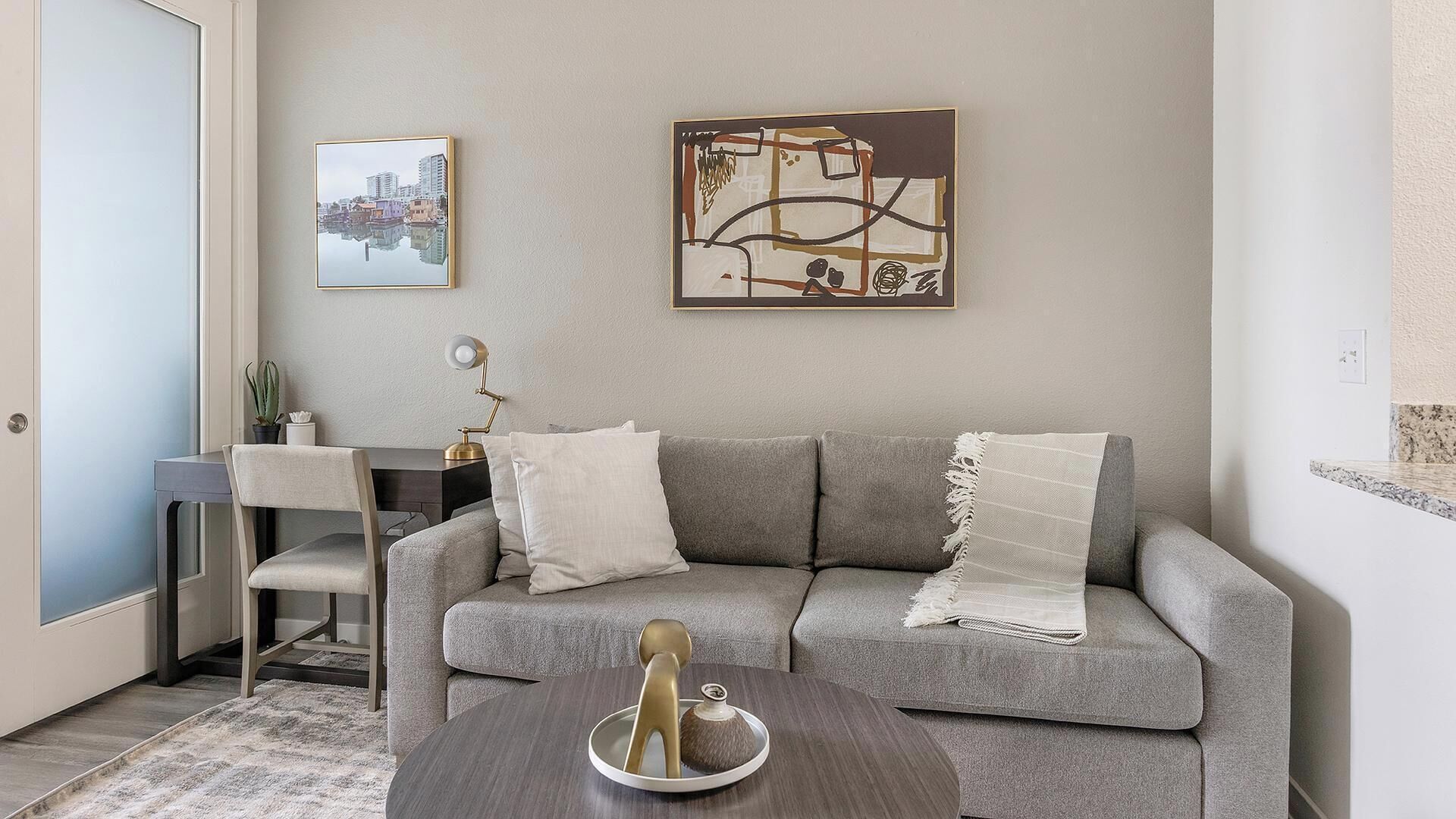 Departamento (1 Bedroom) | Área de sala de estar | Televisión de 50 pulgadas con canales digitales 