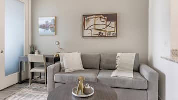 Departamento (1 Bedroom) | Área de sala de estar | Televisión de 50 pulgadas con canales digitales