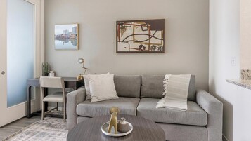 Lägenhet (1 Bedroom) | Vardagsrum | 50-tums tv med digitalkanaler