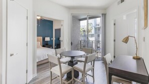Appartement (2 Bedrooms) | Décor unique, ameublement unique, bureau