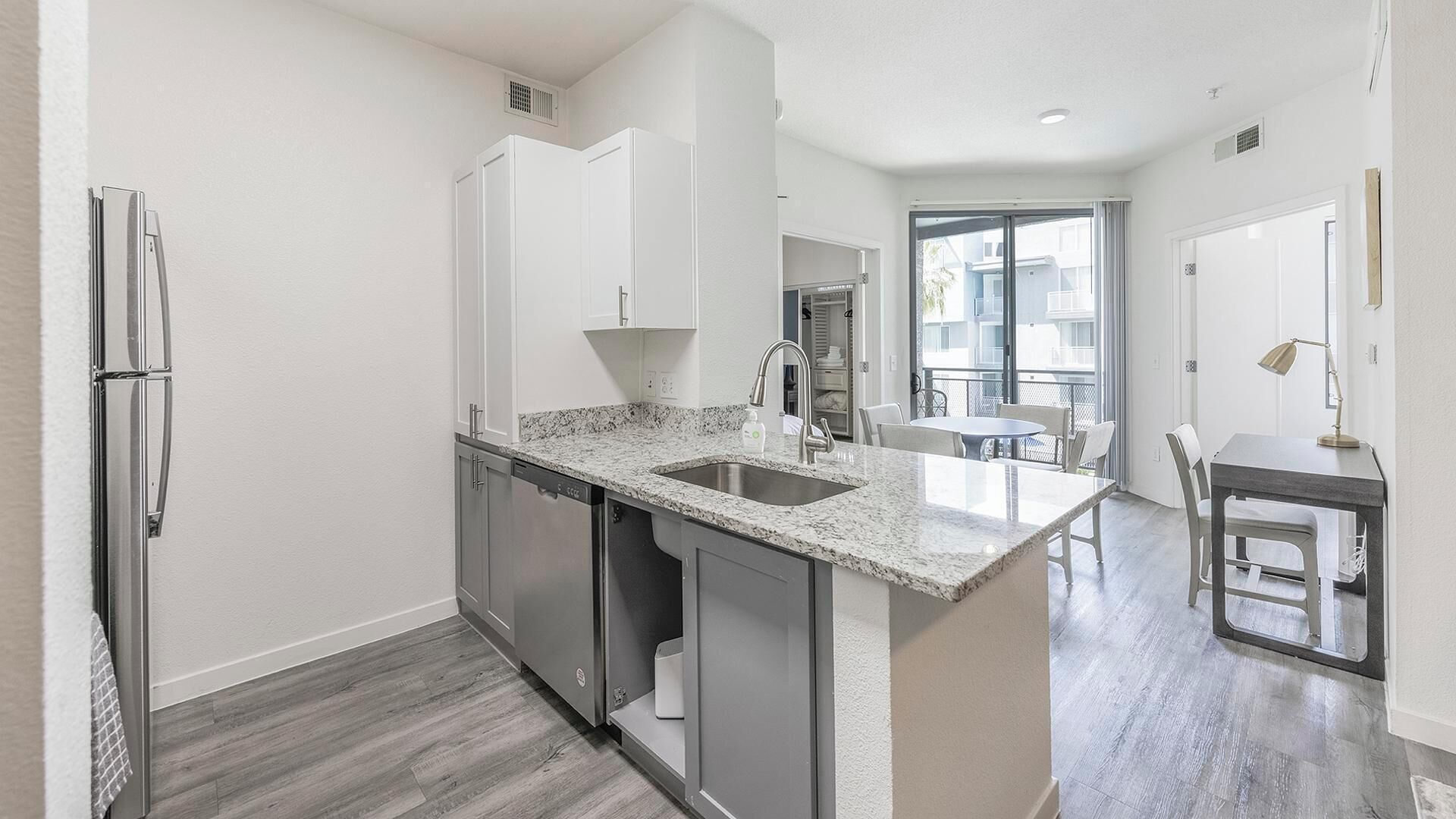 Departamento (2 Bedrooms) | Cocina privada | Refrigerador, microondas, horno y parrilla de estufa 
