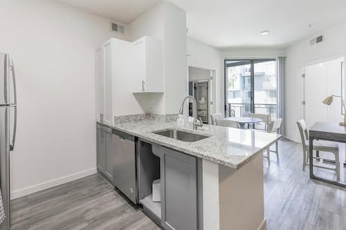 Apartment (2 Bedrooms) | Private kitchen | Fridge, microwave, oven, stovetop