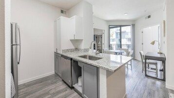 Refrigerador, microondas, horno, placa de cocina