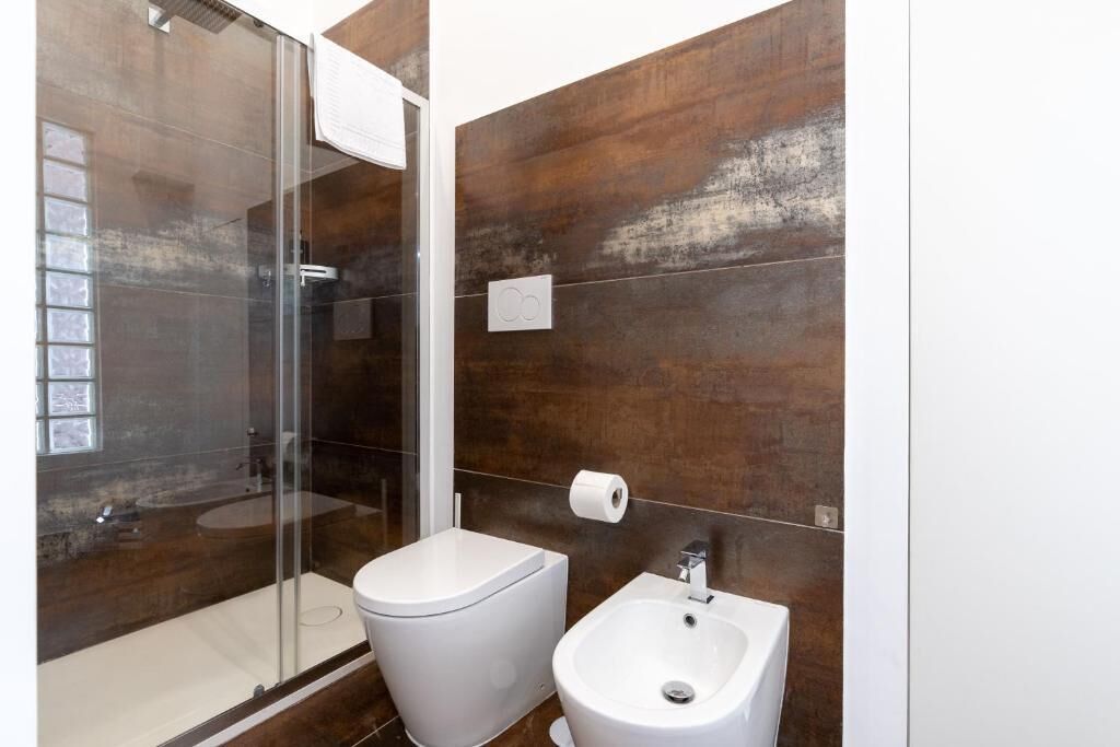 Sèche-cheveux, serviettes fournies, savon, papier toilette