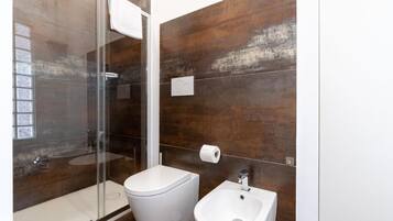 SĂšche-cheveux, serviettes fournies, savon, papier toilette