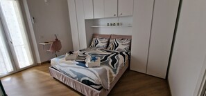 1 غرفة نوم ومكواة/لوح كي وواي فاي وملاءات أسرّة