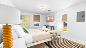 Schreibtisch, Bügeleisen/Bügelbrett, Reisekinderbett, WLAN