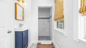 Dusche, Haartrockner, Handtücher