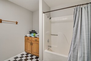 Hair dryer, towels, soap, toilet paper - In-law apartment in quite neighborhood. One mile from Branson landing (Branson)