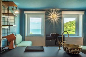 A modern kitchen with a large window, a built-in sink, and a unique star-shaped light fixture. - Welcome to Life, Retrò Italian Life Style, a splendid designer holiday home that will transport you directly to the fascinating 70s, lulled by the view of the sea and listening to the soundtrack of your holiday.Located in the heart of Corniglia, one o (Corniglia)
