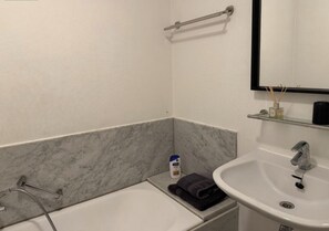 Deluxe-Studiosuite | Badezimmer | Duschwanne, kostenlose Toilettenartikel, Seife, Toilettenpapier