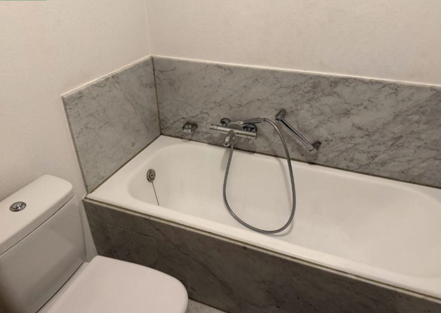 Deluxe Studio Suite | Bathroom | Combined shower/tub, free toiletries, soap, toilet paper